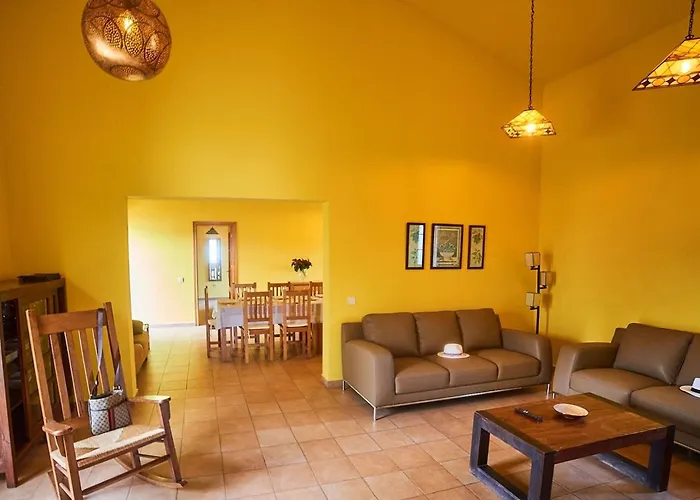 بيت للعطل In With Volcano View Pool