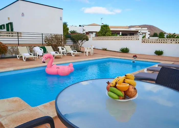 In With Volcano View Pool بيت للعطل