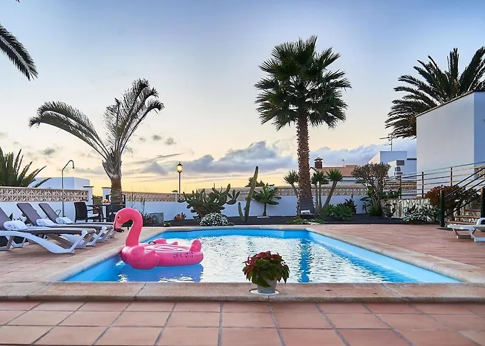 In With Volcano View Pool بيت للعطل