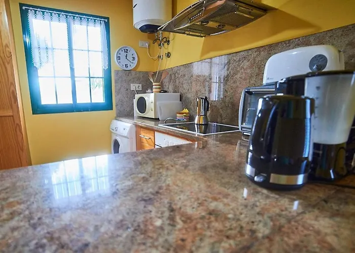 In With Volcano View Pool بيت للعطل