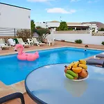 In With Volcano View Pool بيت للعطل