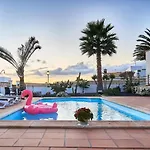 In With Volcano View Pool بيت للعطل