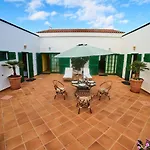 بيت للعطل In With Volcano View Pool لا أوليفا
