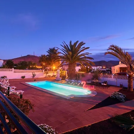 In With Volcano View Pool Ferienhaus *