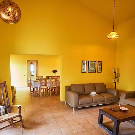 Vakantiehuis In With Volcano View Pool